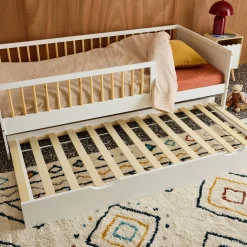 Gaveta da cama infantil Roya em madeira de pinho natural