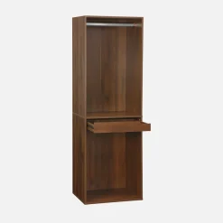 Módulo de closet com acabamento em madeira, varão e porta-calças