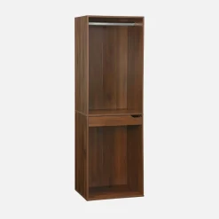 Módulo de closet com acabamento em madeira, varão e porta-calças