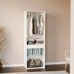 Módulo de guarda-roupa com espaço para pendurar e suporte para calças