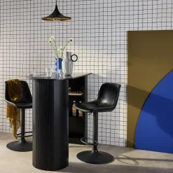 Mesa alta de cozinha decorada em madeira com armazenamento