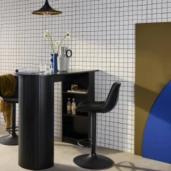 Mesa alta de cozinha decorada em madeira com armazenamento