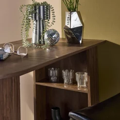 Mesa alta de cozinha decorada em madeira com armazenamento
