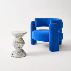 Mesa auxiliar em aço esmaltado de padrão salpicado