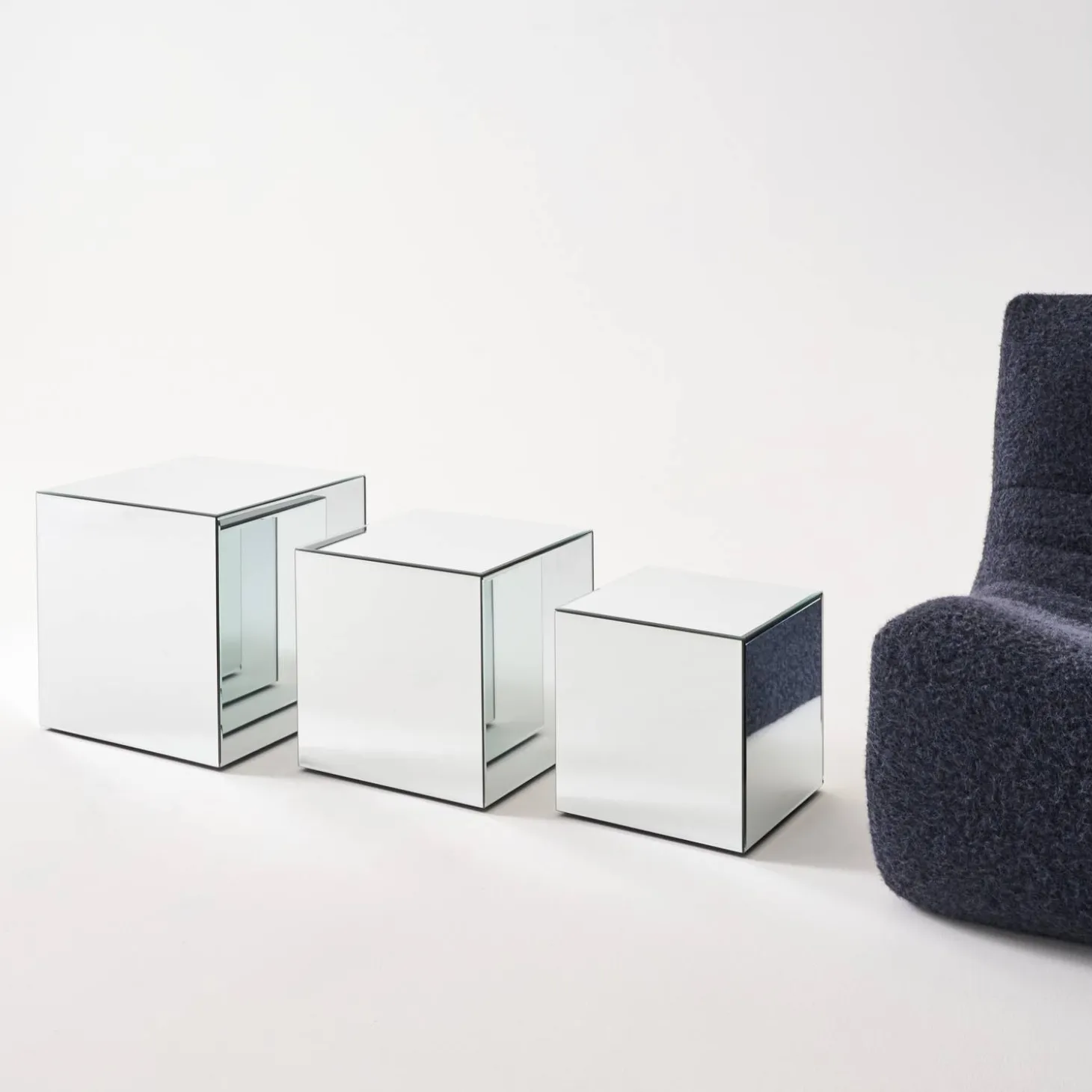 Mesa de apoio cubo espelhado, 40cm