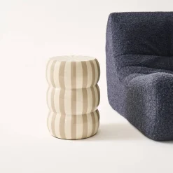 Mesa de apoio em aço esmaltado com listras
