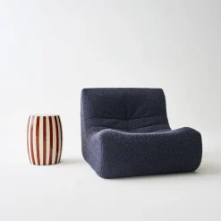 Mesa de apoio em aço esmaltado, listras bicolores