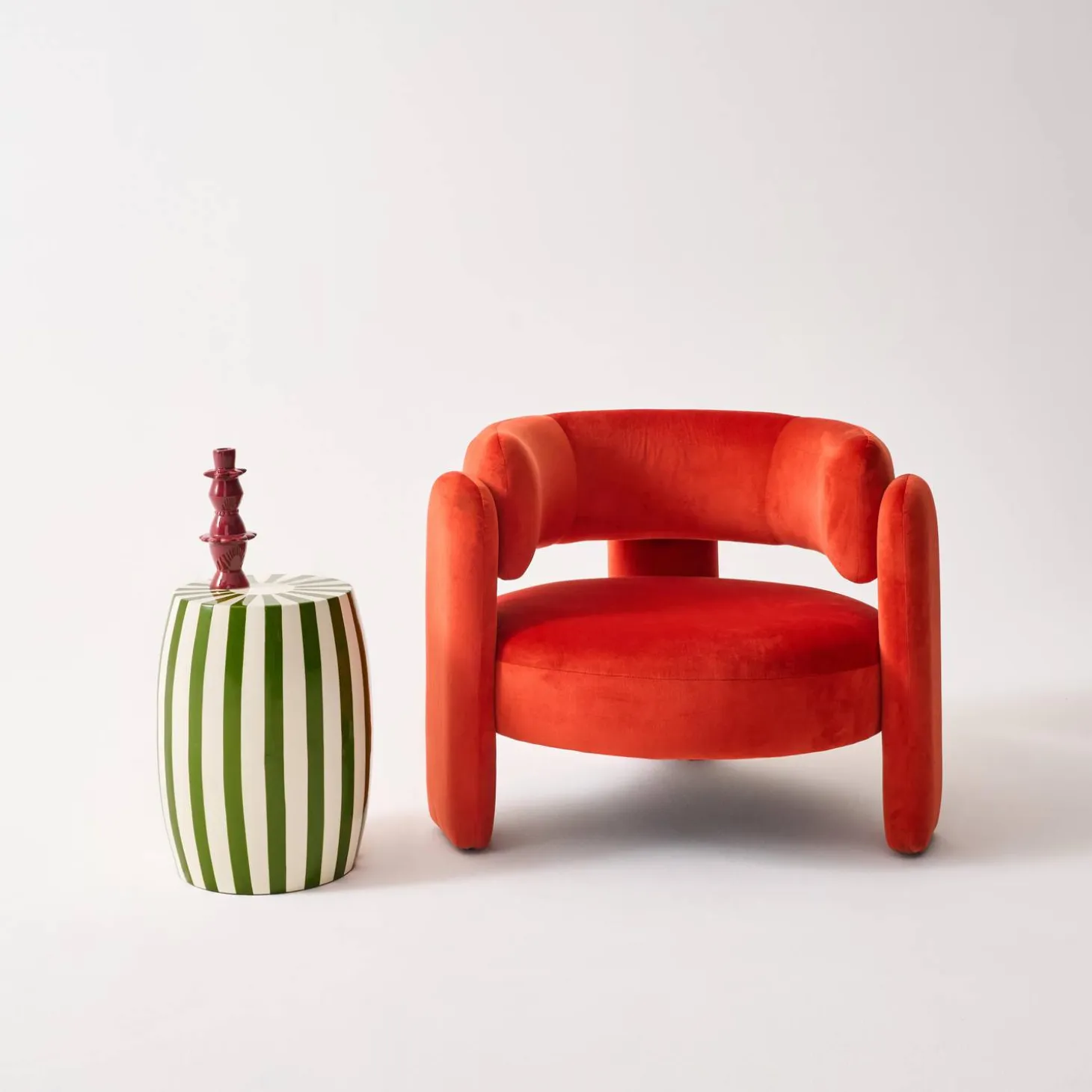 Mesa de apoio em aço esmaltado, listras bicolores