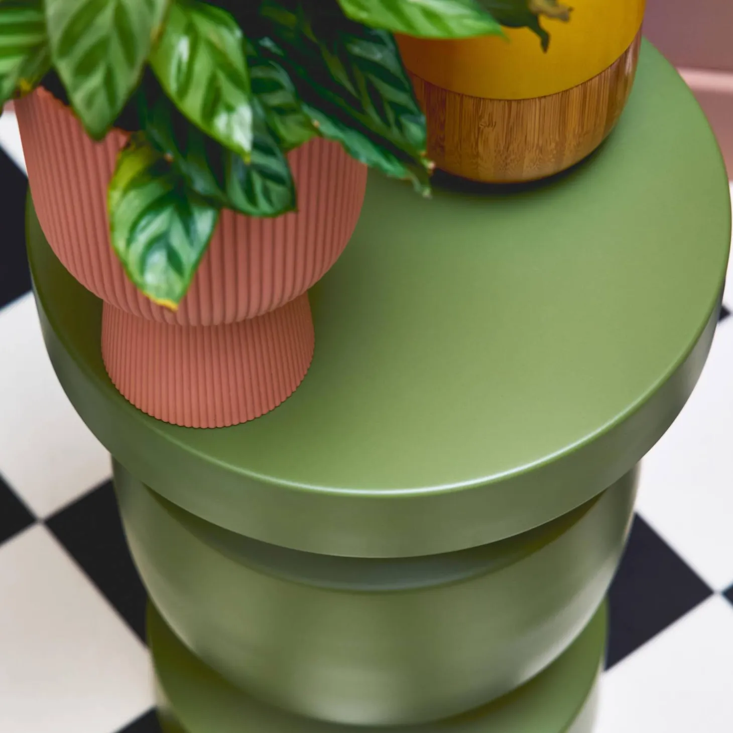 Mesa de apoio o mesa de cabeceira em metal