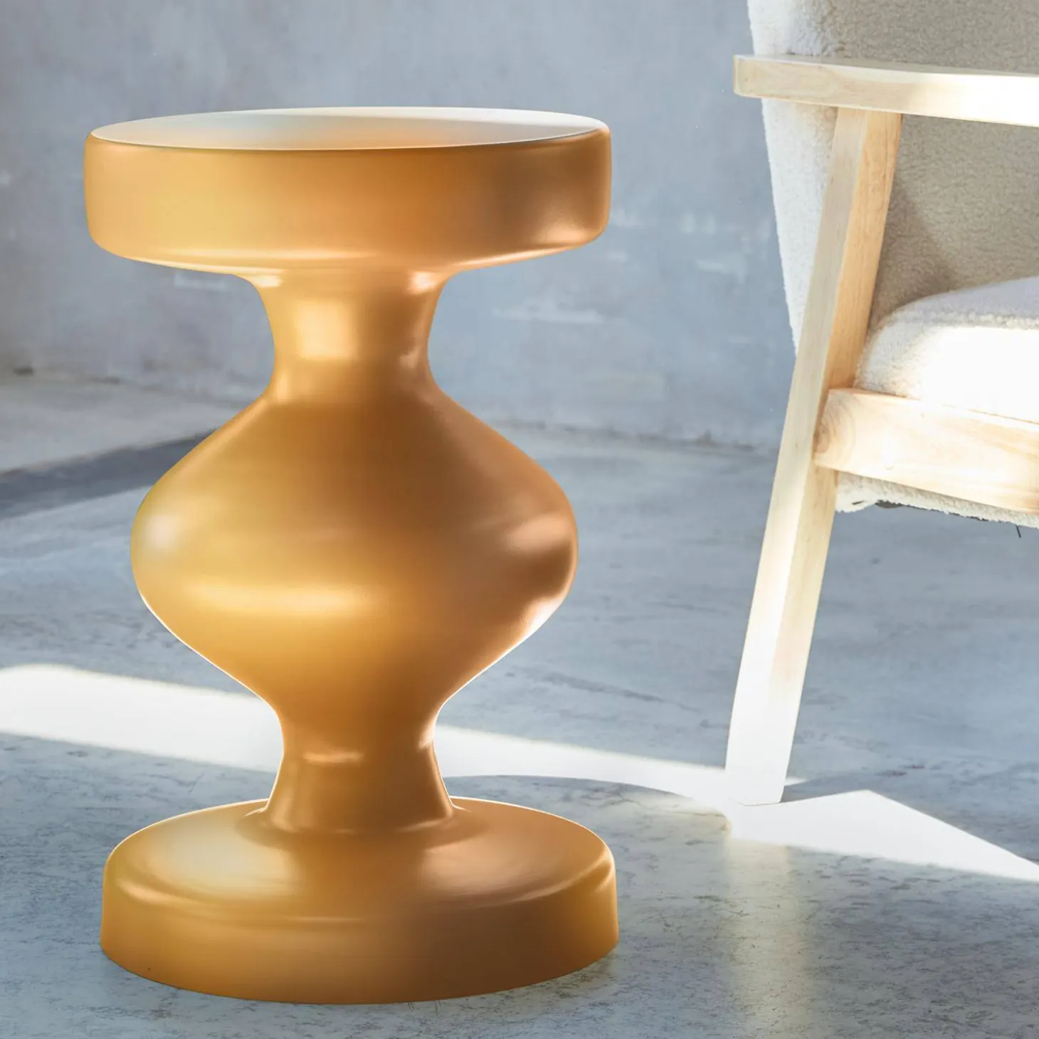 Mesa de apoio o mesa de cabeceira em metal