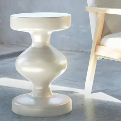 Mesa de apoio o mesa de cabeceira em metal