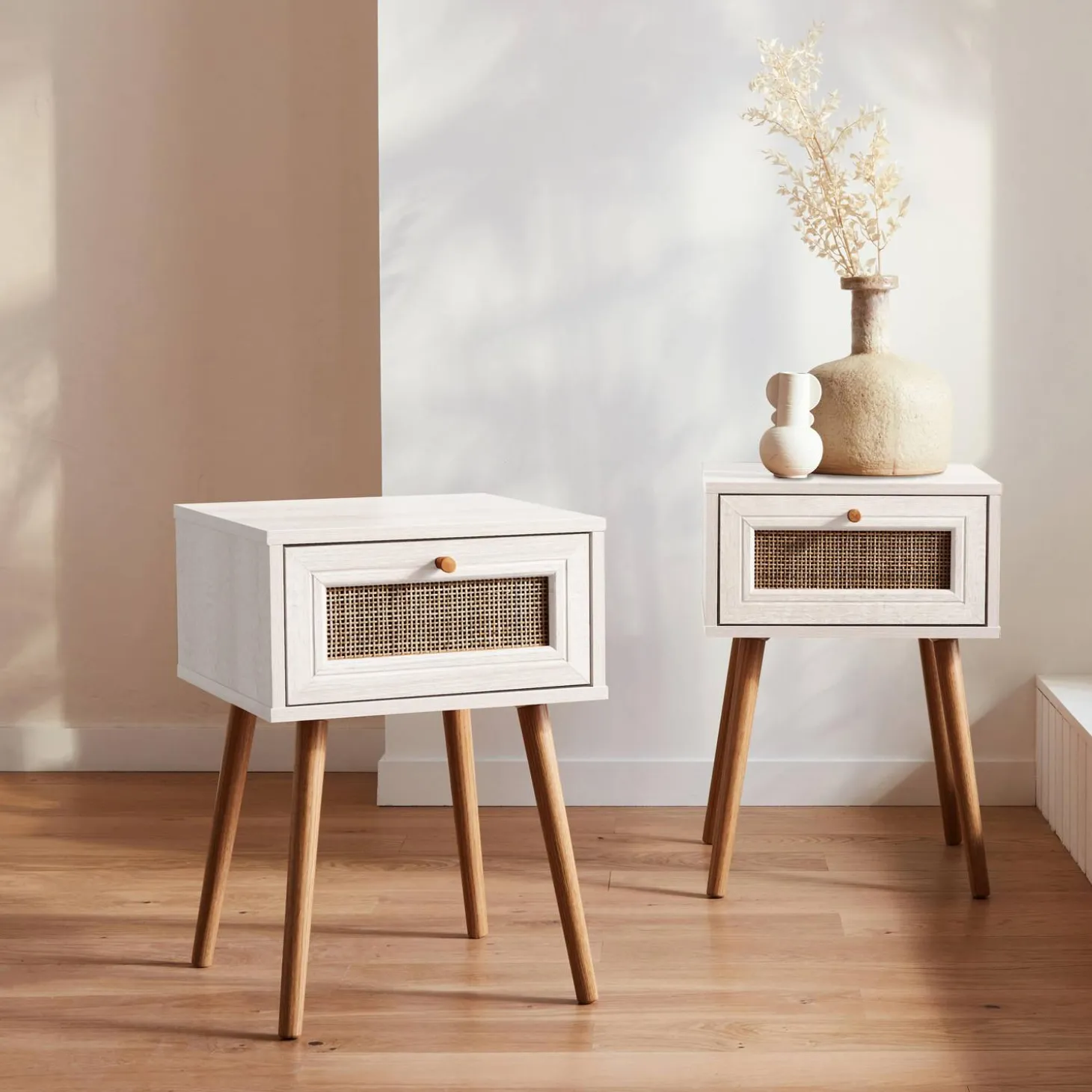 Mesa de cabeceira com efeito de madeira e cana, set de 2