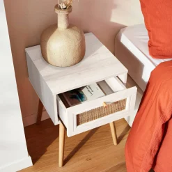 Mesa de cabeceira com efeito madeira e cana, 1 gaveta