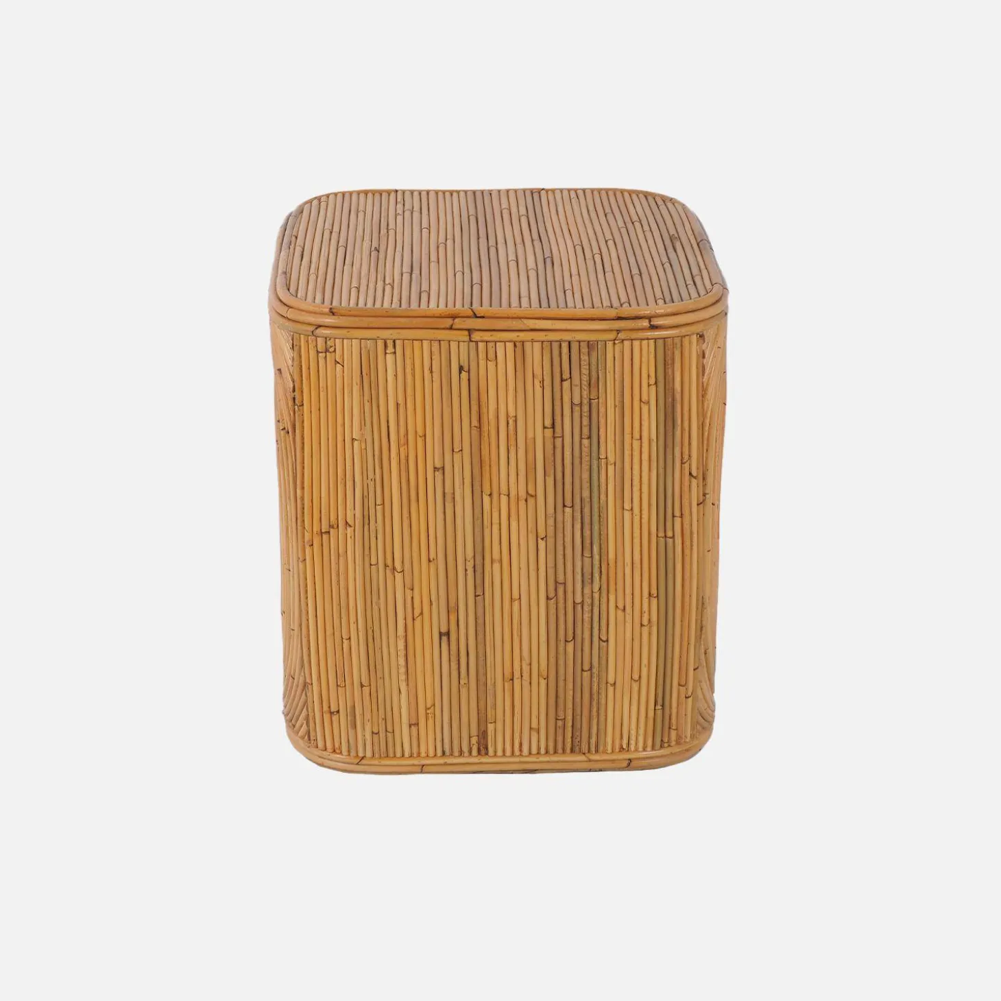 Mesa de cabeceira com nicho, em rotim natural