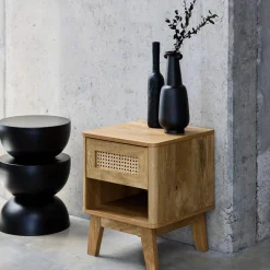 Mesa de cabeceira efeito de madeira e cana com gaveta