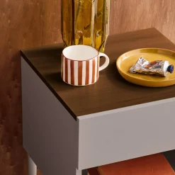 Mesa de cabeceira em metal com acabamento em madeira