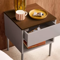 Mesa de cabeceira em metal com acabamento em madeira