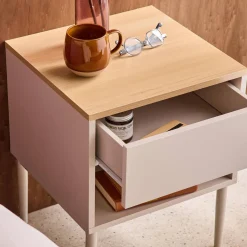 Mesa de cabeceira em metal com acabamento em madeira
