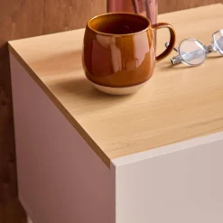 Mesa de cabeceira em metal com acabamento em madeira