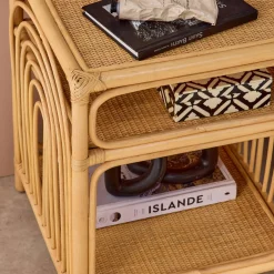 Mesa de cabeceira em vime com 1 prateleira