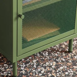 Mesa de cabeceira industrial em metal com 1 porta