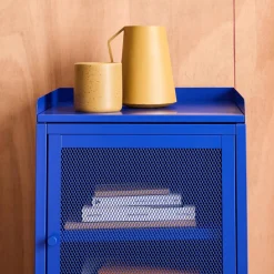 Mesa de cabeceira industrial em metal com 1 porta
