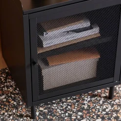 Mesa de cabeceira industrial em metal com 1 porta