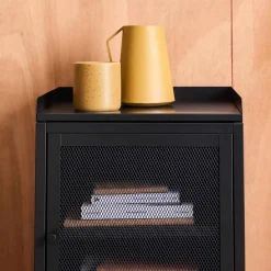 Mesa de cabeceira industrial em metal com 1 porta