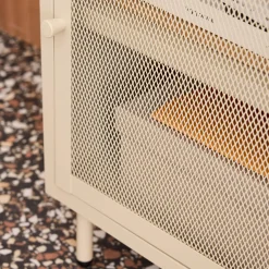 Mesa de cabeceira industrial em metal com 1 porta