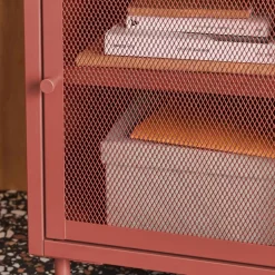 Mesa de cabeceira industrial em metal com 1 porta