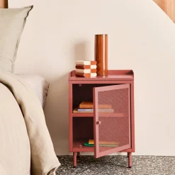 Mesa de cabeceira industrial em metal com 1 porta
