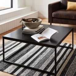 Mesa de centro quadrada em metal preto