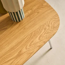 Mesa de centro retangular com decoração em madeira