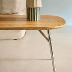Mesa de centro retangular com decoração em madeira