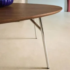 Mesa de centro triangular com pernas cromadas e efeito de madeira