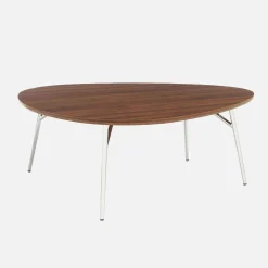 Mesa de centro triangular com pernas cromadas e efeito de madeira
