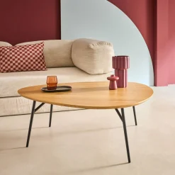 Mesa de centro triangular com pés de metal pretos e efeito carvalho