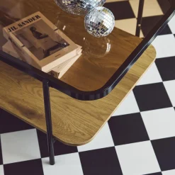 Mesa de centro vintage de metal preto com tampo de vidro