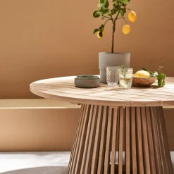 Mesa de jantar em madeira de 4 lugares