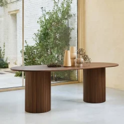 Mesa de jantar oval em madeira de seringueira para 8 lugares