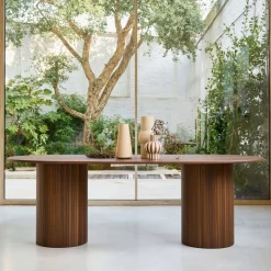 Mesa de jantar oval em madeira de seringueira para 8 lugares