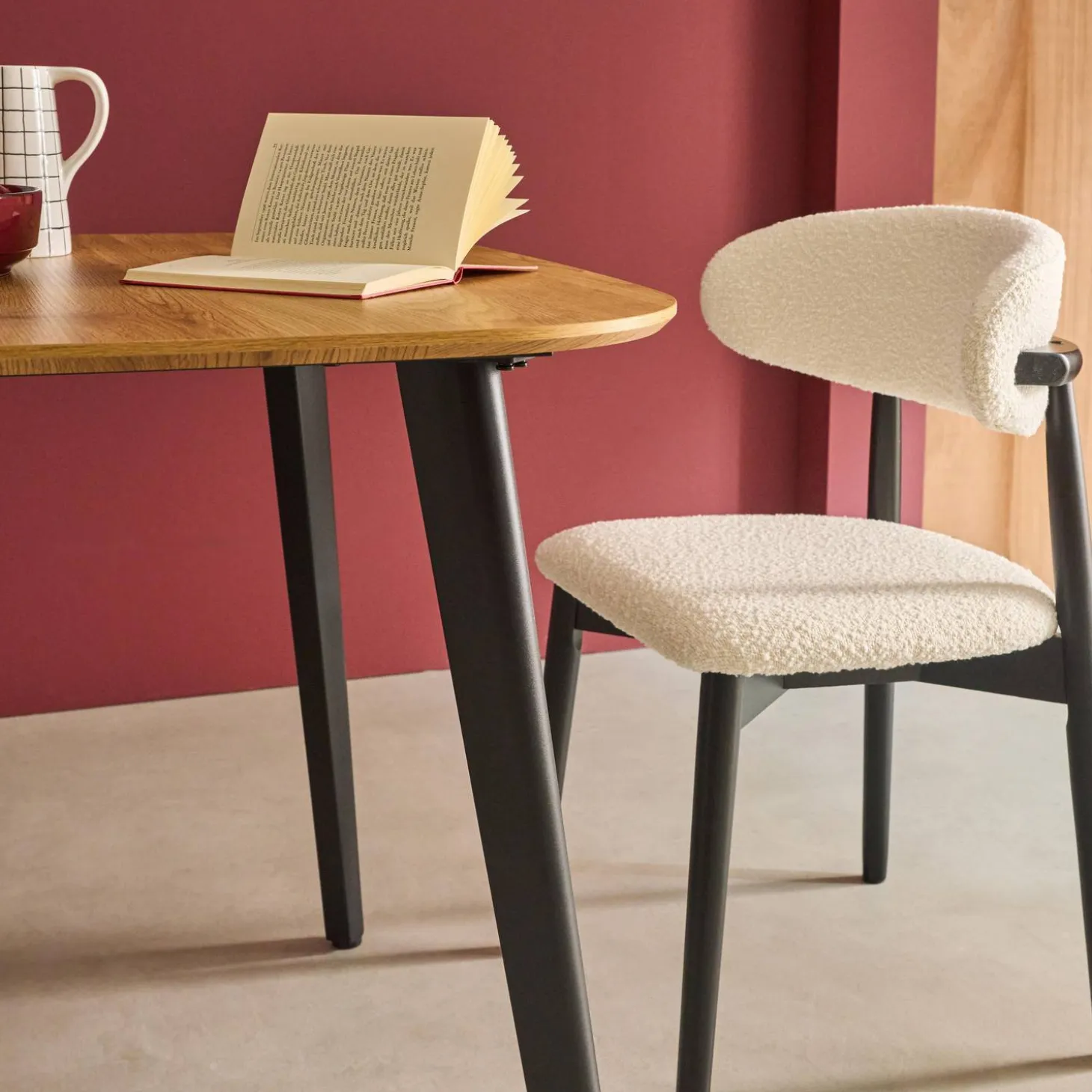 Mesa de jantar quadrada efeito madeira com pés de metal para 4 lugares