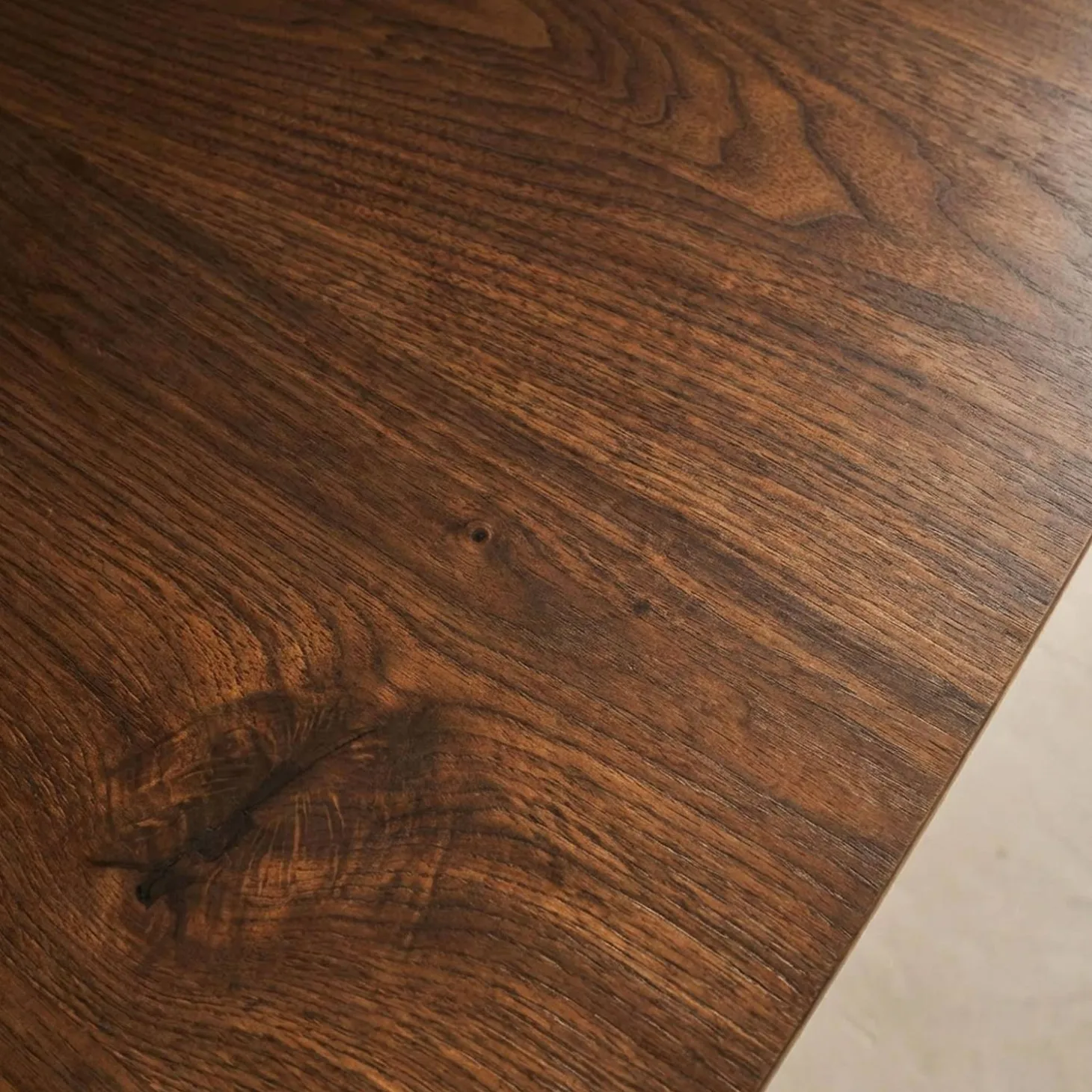 Mesa de jantar quadrada efeito madeira com pés de metal para 4 lugares