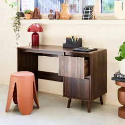Mesa escandinava de madeira com 2 gavetas