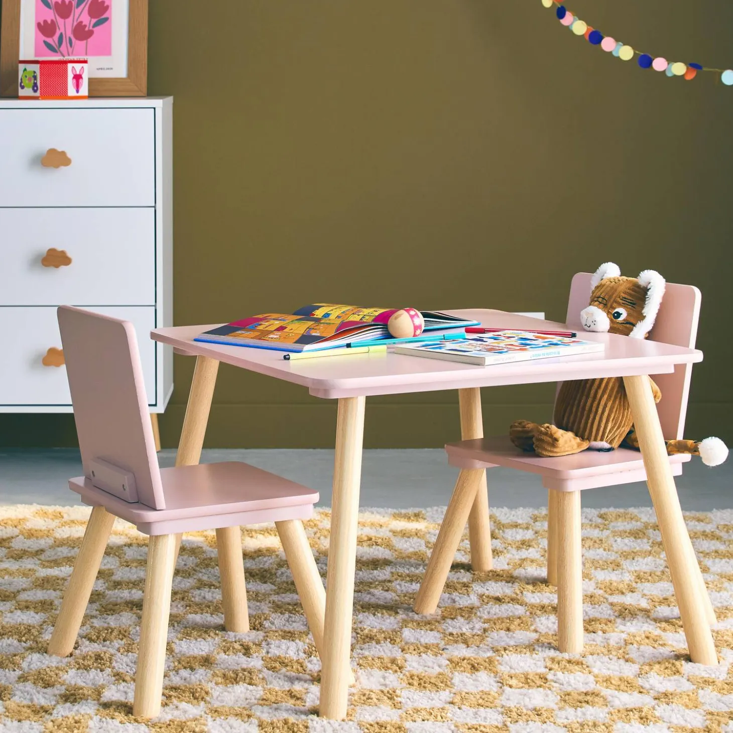 Mesa infantil quadrada em madeira de pinho com 2 cadeiras