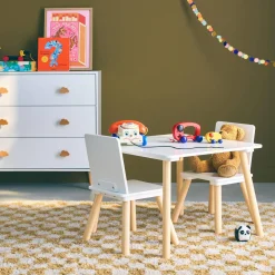 Mesa infantil quadrada em madeira de pinho com 2 cadeiras