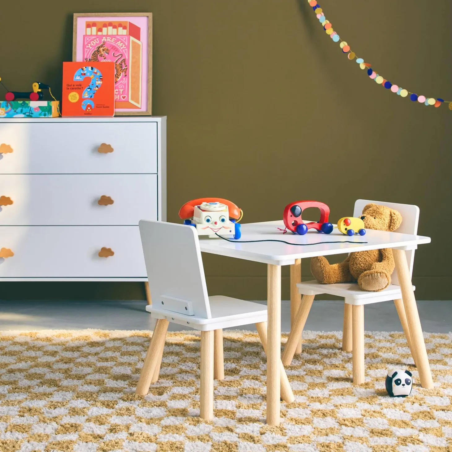 Mesa infantil quadrada em madeira de pinho com 2 cadeiras