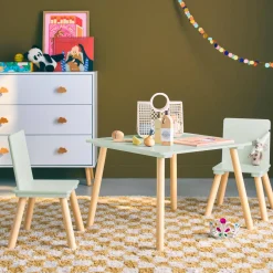 Mesa infantil quadrada em madeira de pinho com 2 cadeiras