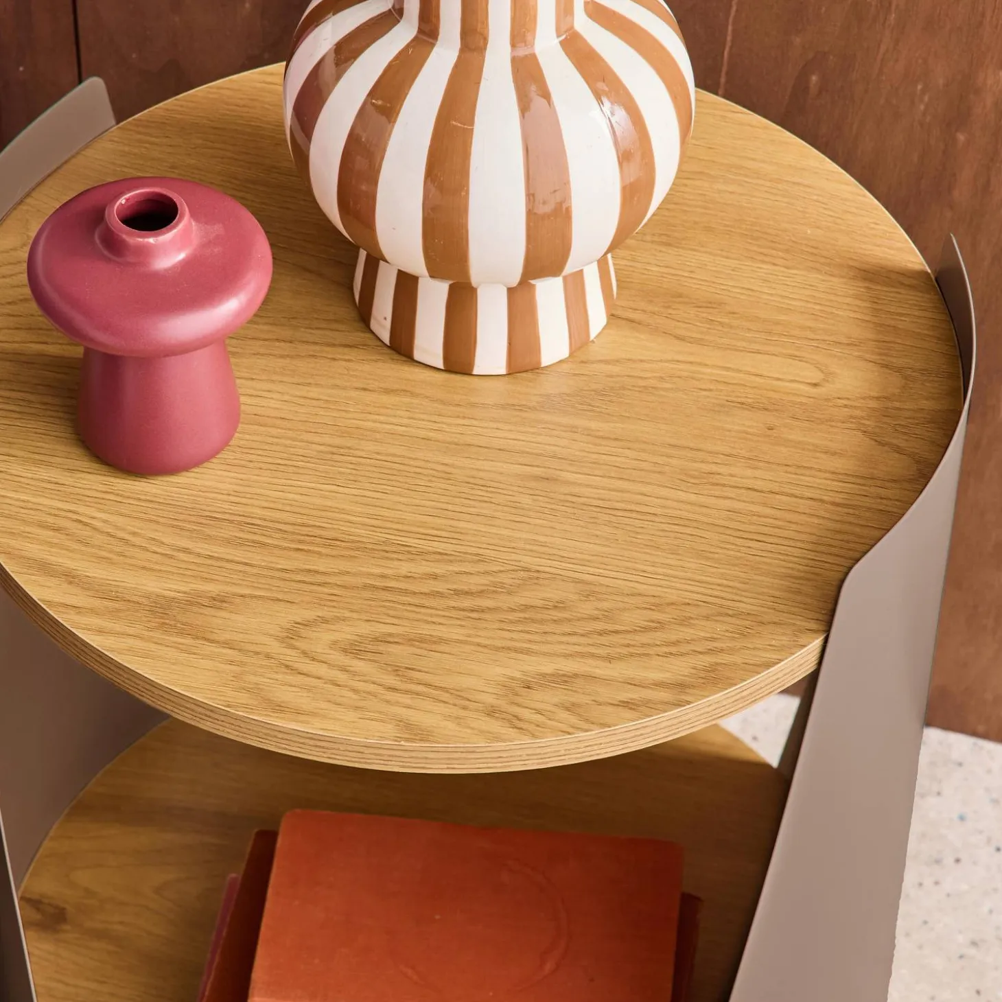 Mesa lateral, mesa de cabeceira em metal e madeira com rodas