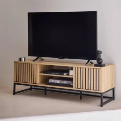 Móvel de TV em madeira ranhurada e metal preto, 2 portas